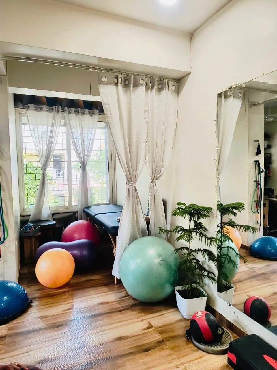 A physiotherapy and movement session in progress at Physiologic
